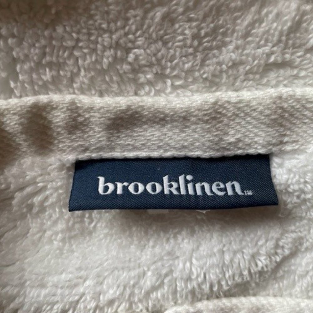 PLUSH WHITE BROOKLINEN BATH TOWEL 38 ½ in. x 62 in. Like New + TOTE BAG - Picture 6 of 9